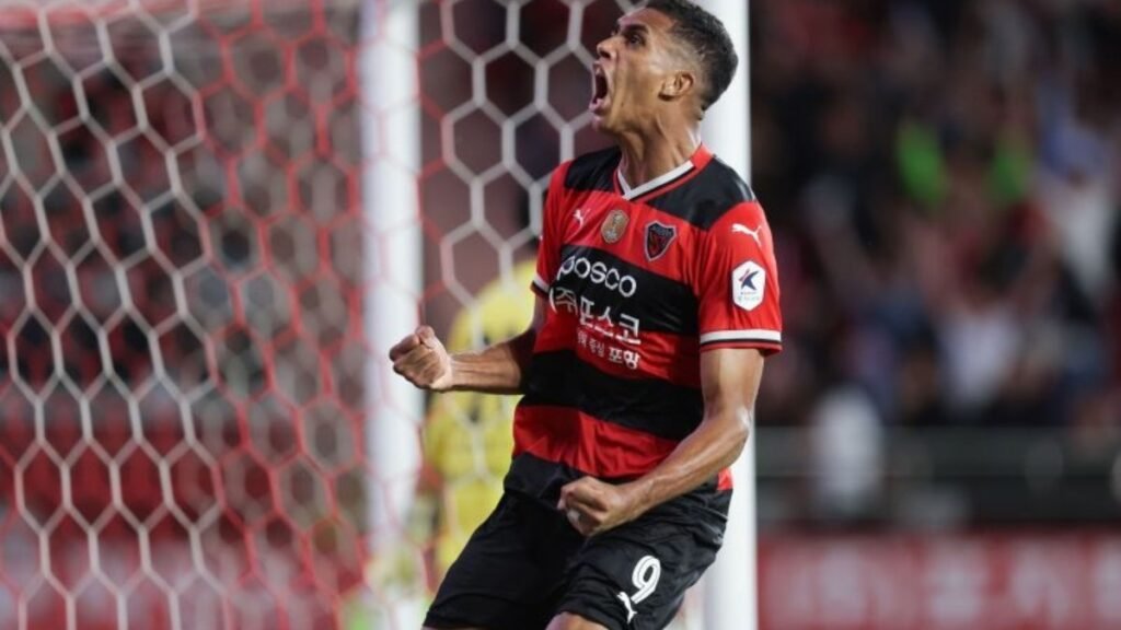 Jorge Teixeira marca pelo Pohang Steelers e se firma como peça fundamental da equipe