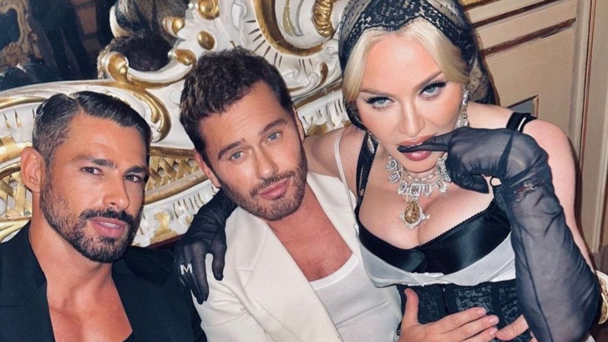 Cauã Reymond aparece em foto com Madonna durante evento da Dolce&Gabbana na Itália