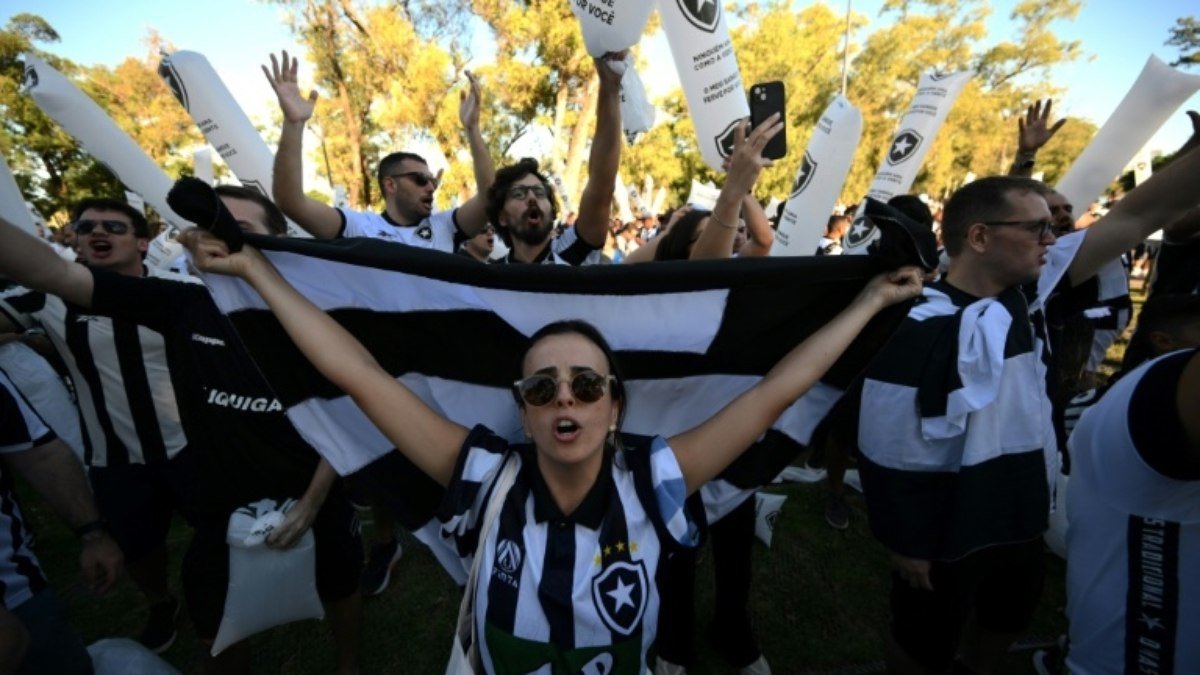 Torcedores de Atlético e Botafogo tingem Buenos Aires de alvinegro