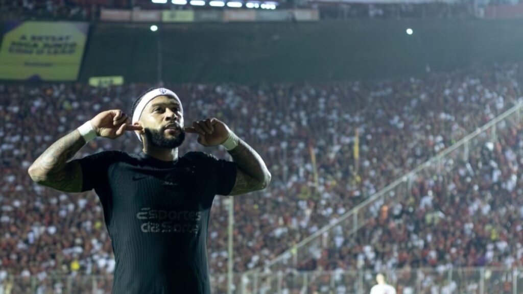 Com dois gols, Memphis celebra mais uma vitória do Corinthians no Brasileirão: ‘Noite mágica’
