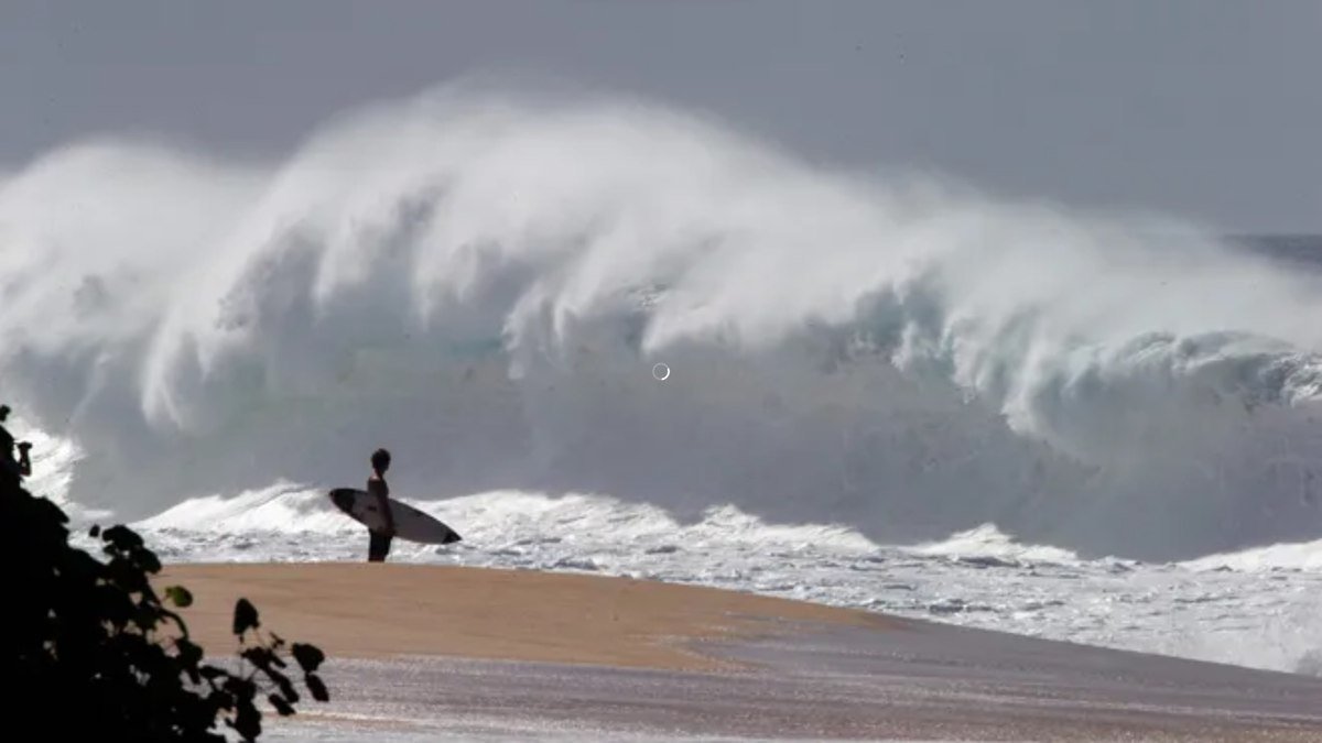 Ondas gigantescas arrastam 3 turistas para o mar no Havaí; um morre