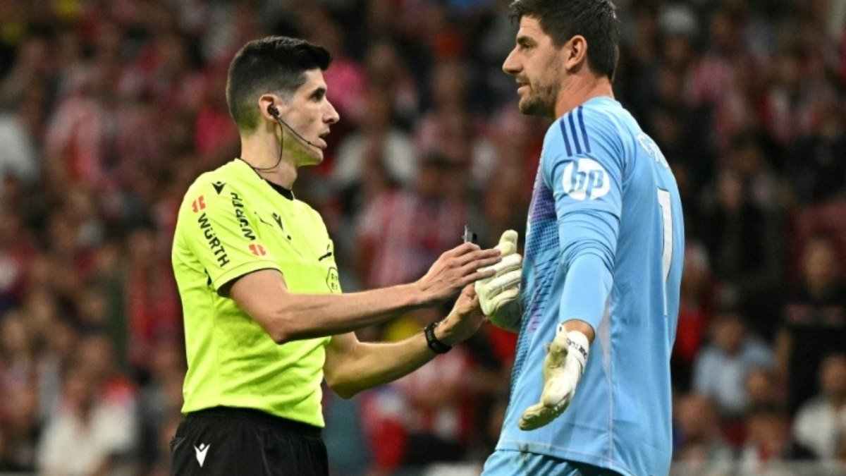 Atlético expulsa torcedor que atirou objetos no campo em jogo contra o Real Madrid