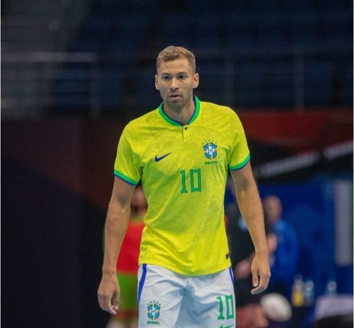 Brasileiro é eleito o melhor jogador de futsal do mundo