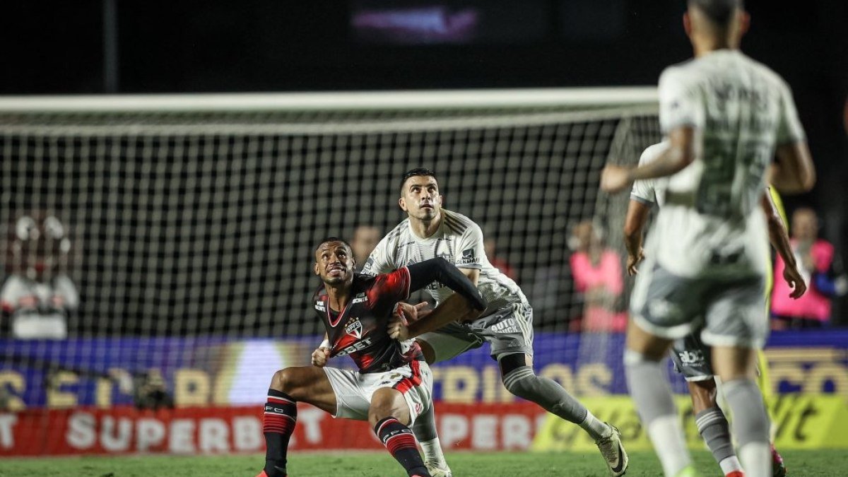 Atlético-MG sofre com bola cruzada em empate contra o São Paulo e liga o alerta para a Libertadores