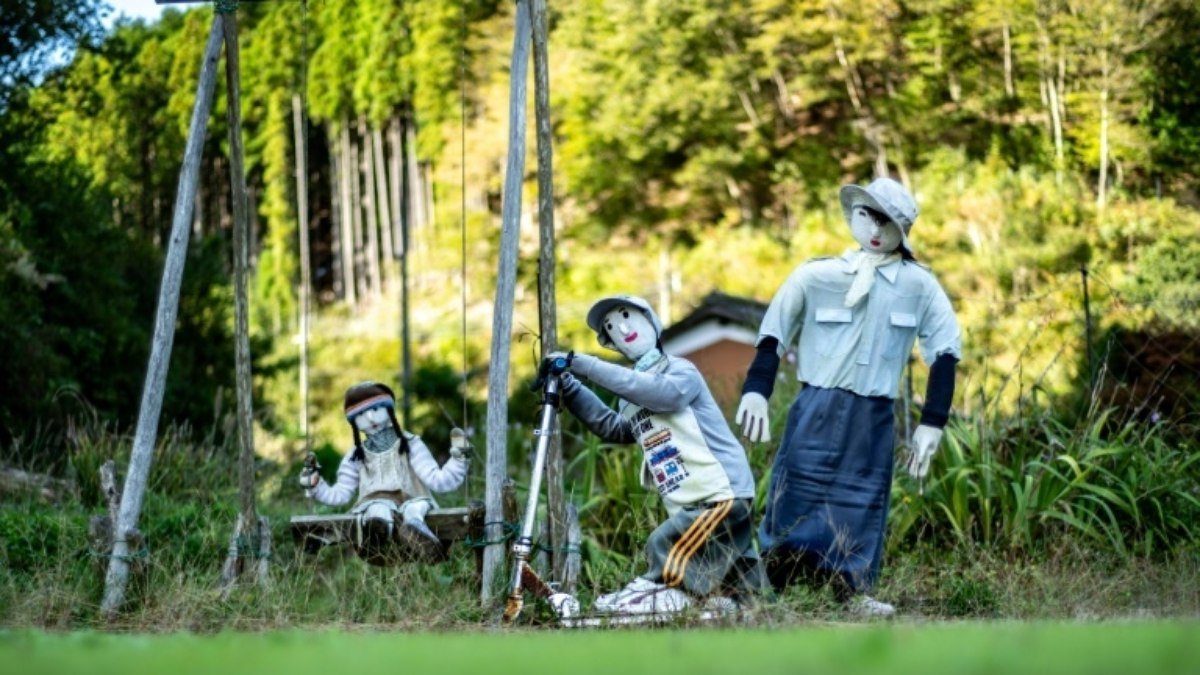 A pequena cidade com uma criança e dezenas de bonecos no Japão