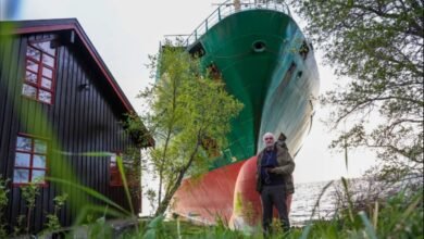 Navio gigante invade jardim na Noruega e dono nem percebe