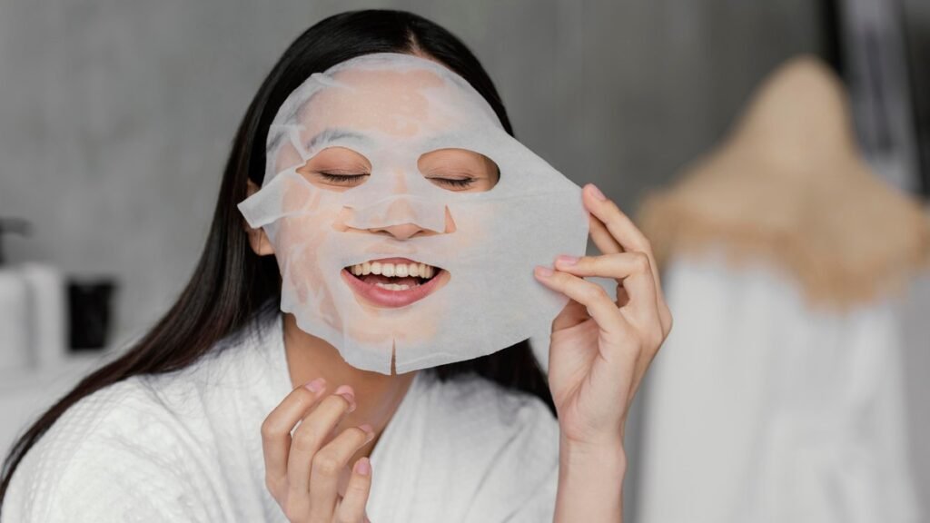 Usar máscara facial é melhor do que aplicar hidratante no rosto?