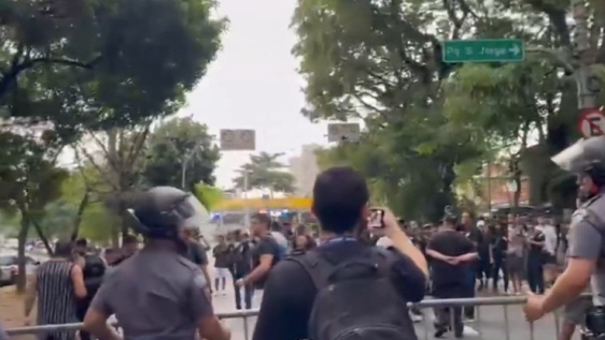 Veja como foi o protesto da torcida do Corinthians contra o impeachment de Augusto Melo nesta segunda-feira (2)