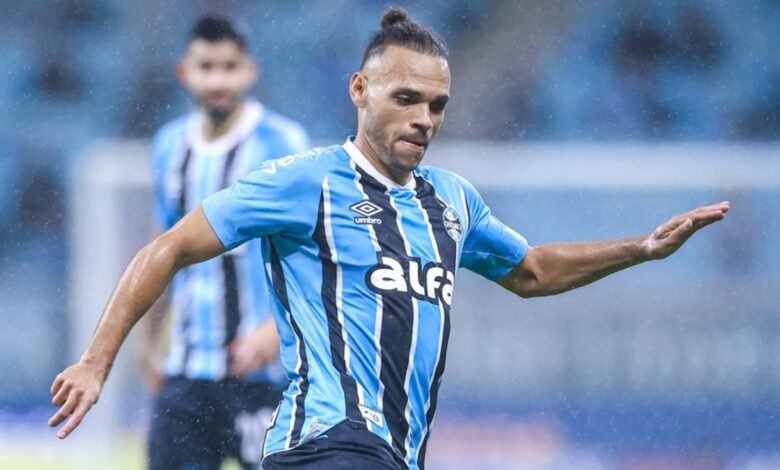 Grêmio vence o Bahia e sai da zona do rebaixamento no Brasileirão Grêmio vence o Bahia e sai da zona do rebaixamento no Brasileirão