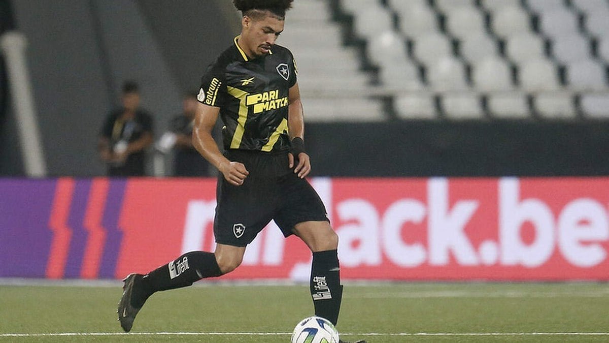 Botafogo encaminha retorno do zagueiro Adryelson