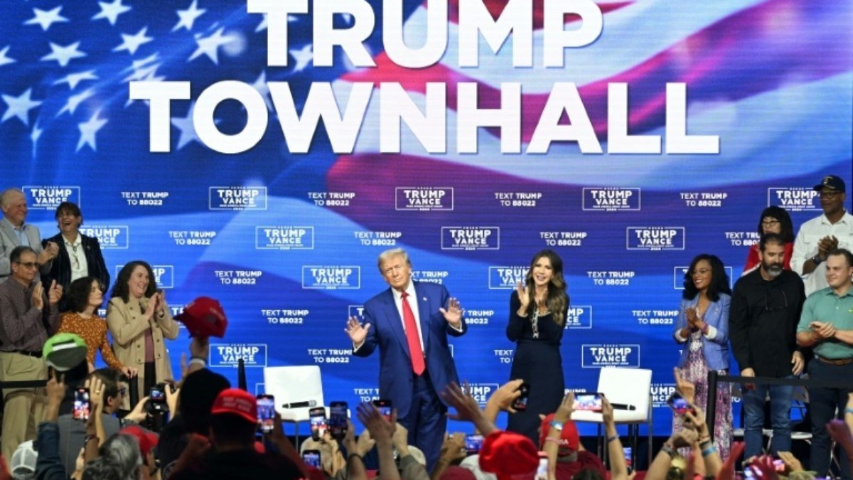 Harris questiona saúde mental de Trump após recital de canções em ato eleitoral