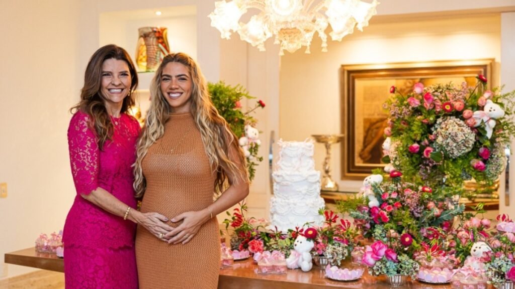 Beatriz Henriques Araújo celebra a doce espera de sua primeira neta