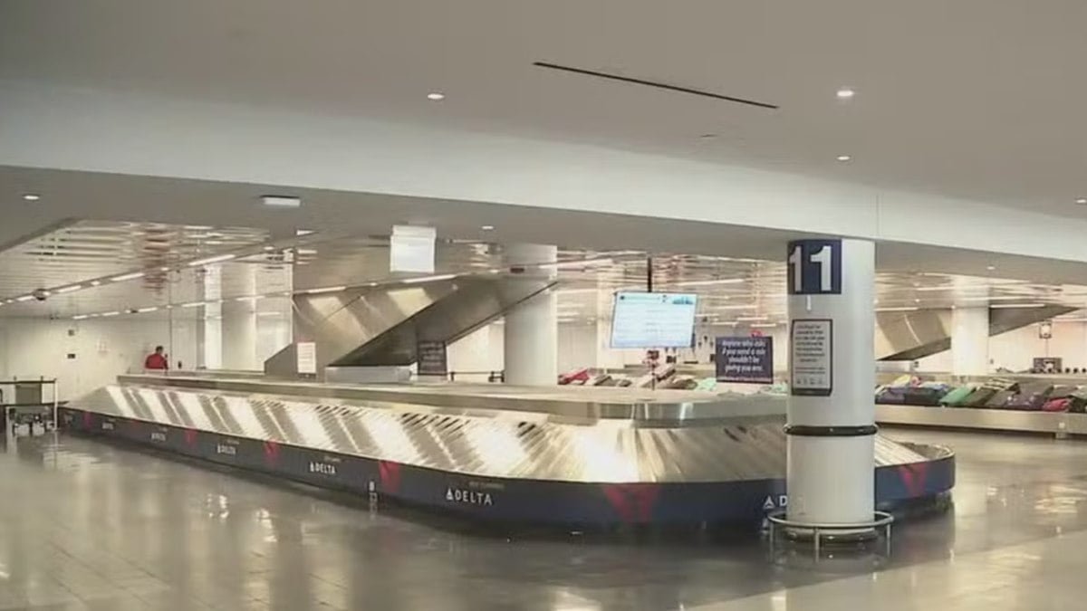 mulher morre após ficar presa em esteira de bagagem do Aeroporto de Chicago mulher morre após ficar presa em esteira de bagagem do Aeroporto de Chicago