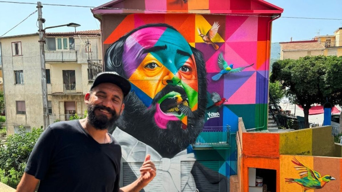 Eduardo Kobra se inspira em Pavarotti para criar oitavo mural na Itália