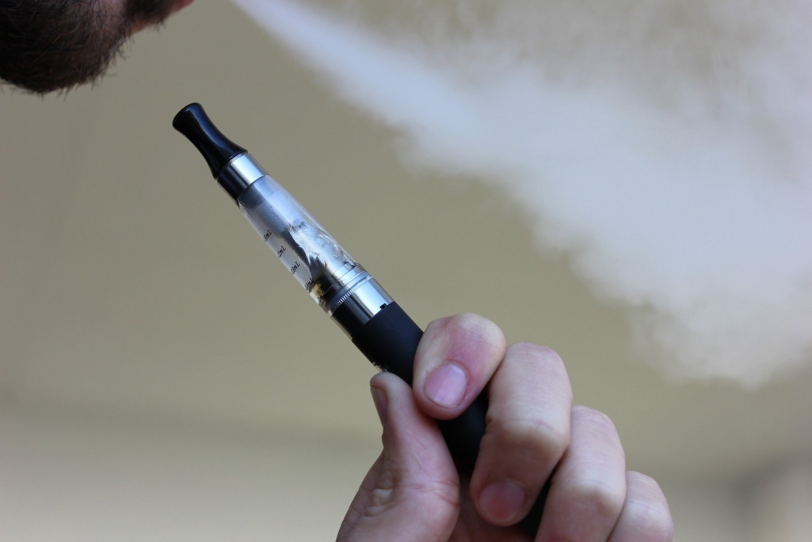 Reino Unido deve proibir cigarros eletrônicos descartáveis em 2025