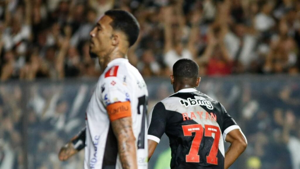 Léo Jardim pega 3 pênaltis e Vasco vai às oitavas