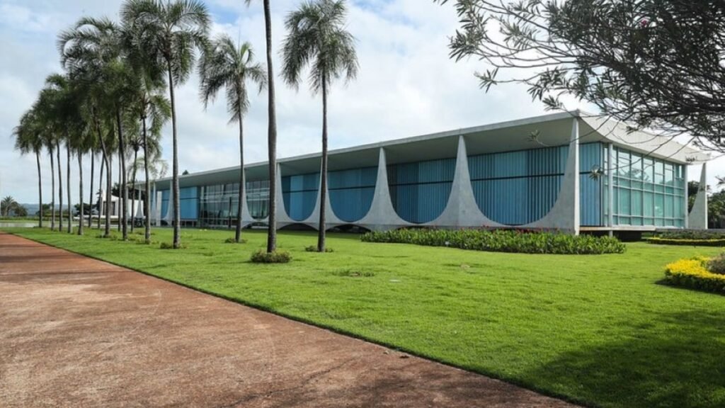 Governo Lula é condenado a indenizar Bolsonaro por acusação de sumiço de móveis do Alvorada
