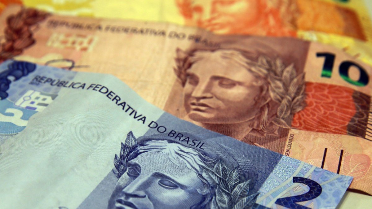 Primeira parcela do 13º salário deve ser paga até sexta; veja quem tem direito