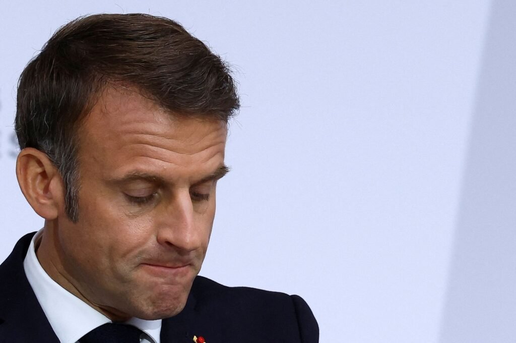 França forma novo governo após semanas de incerteza