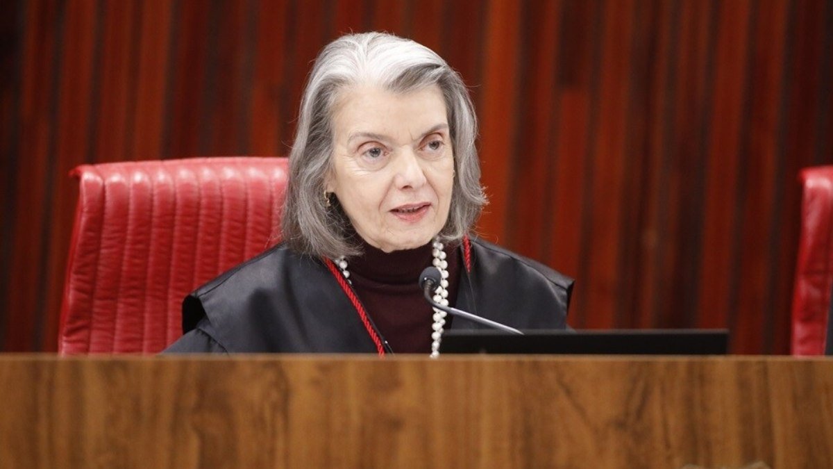 Cármen Lúcia diz que violência fere a democracia e manda recado para candidatos