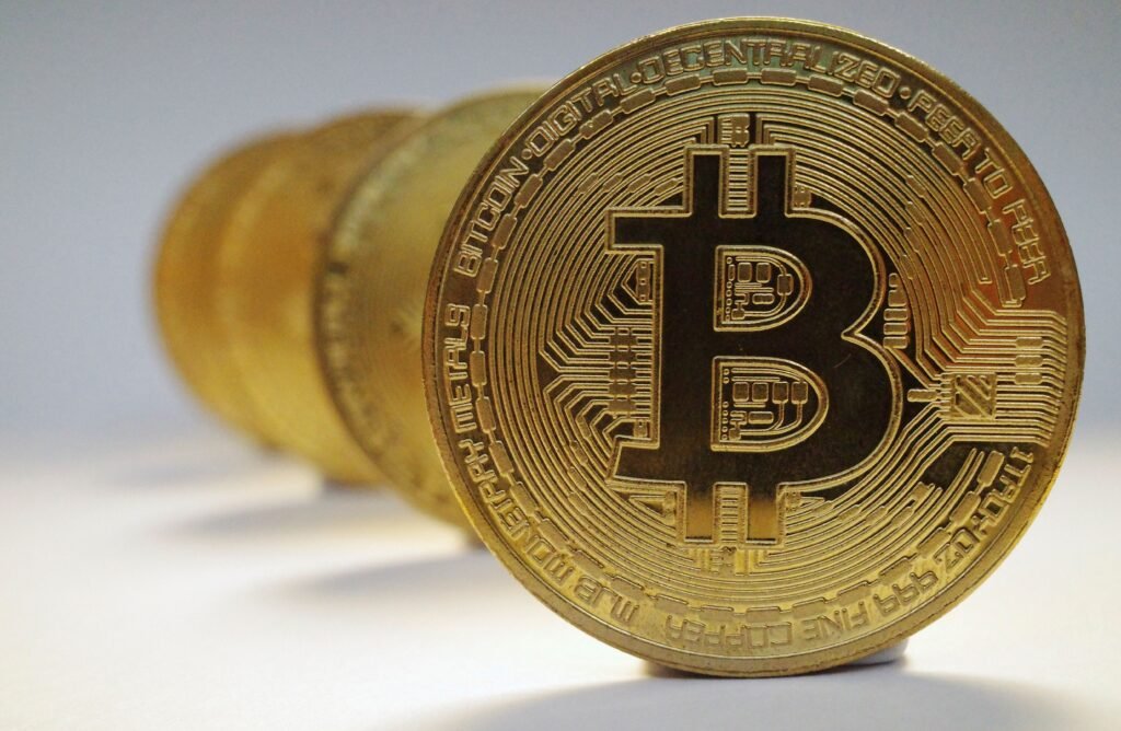 Bitcoin sobe com bolsas de NY à espera de mais cortes de juros