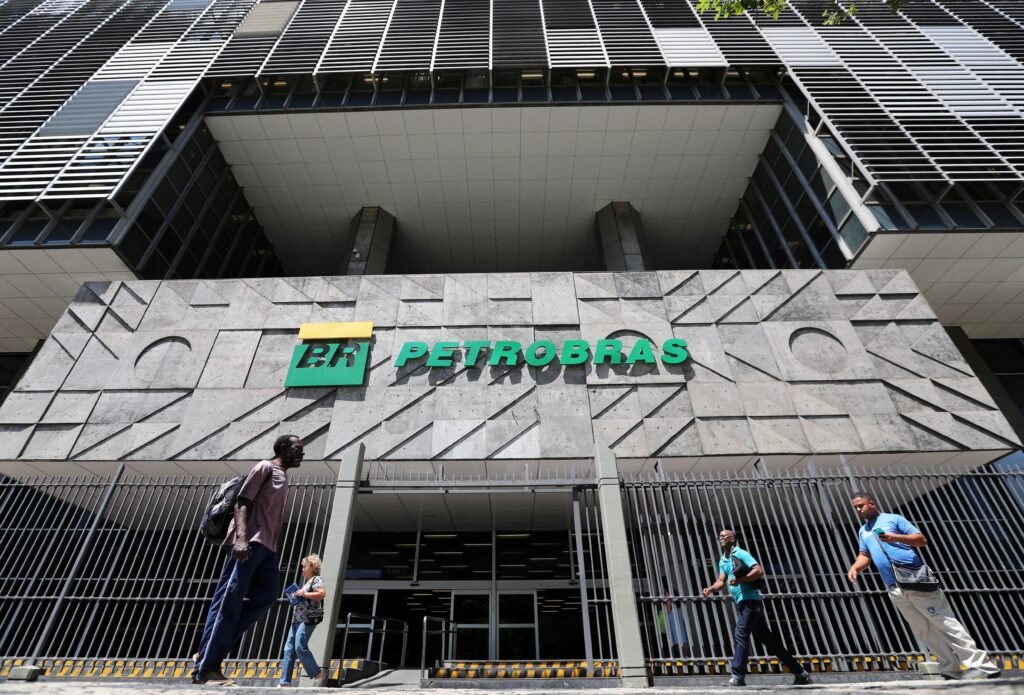 Ainda é cedo para Petrobras reavaliar preços por alta do petróleo, dizem analistas