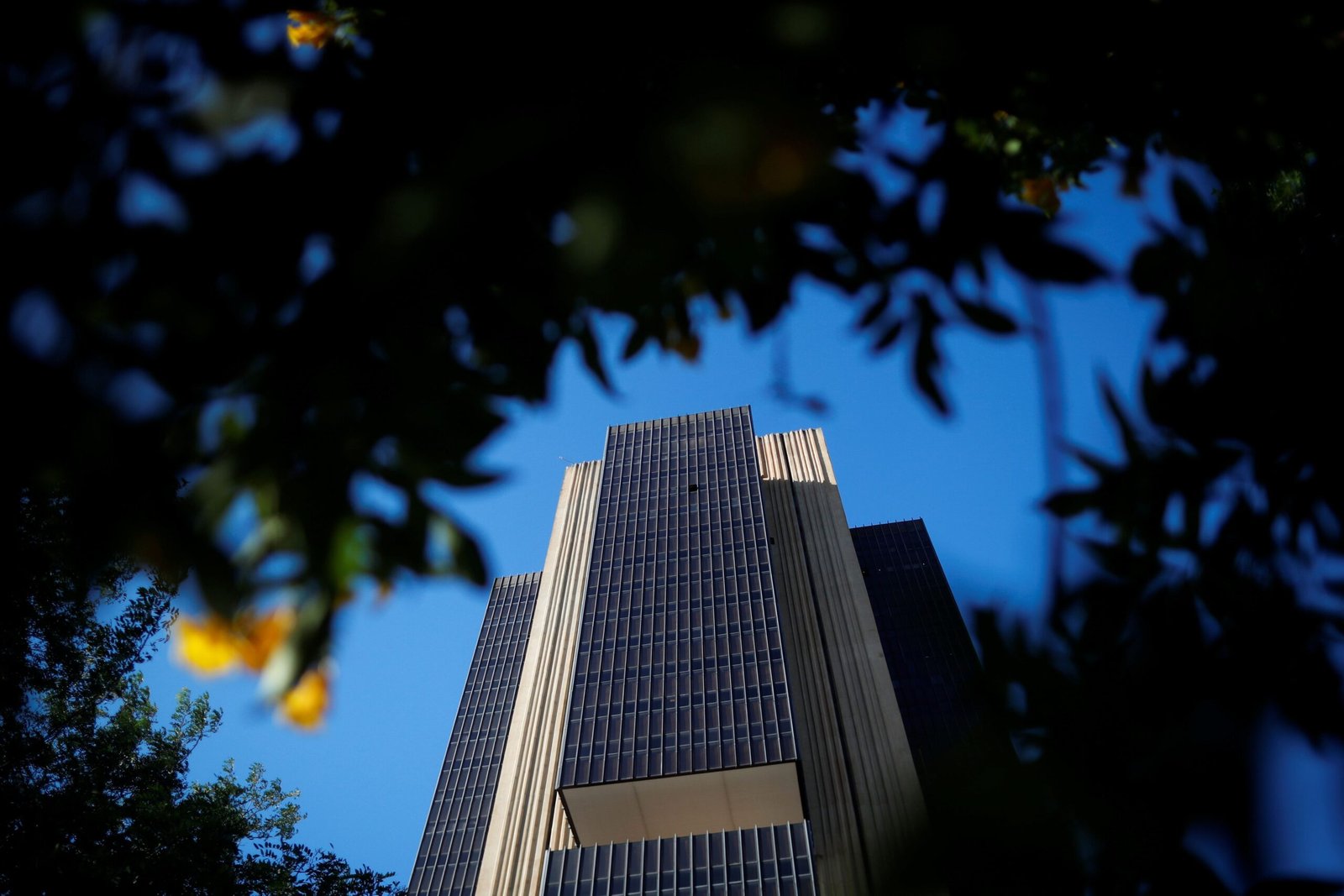 Copom diz que alta do dólar e pacote fiscal influenciaram decisão sobre Selic