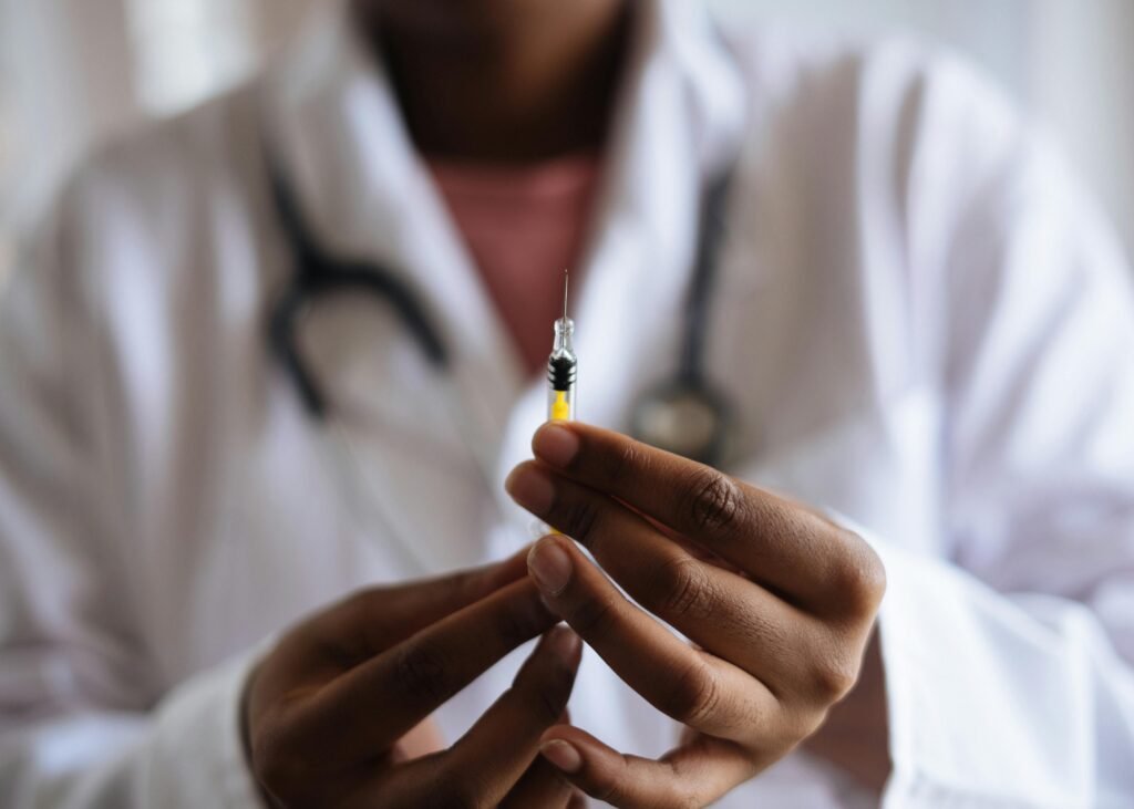 Covid-19: vacinas devem evoluir para enfrentar novas variantes, diz estudo