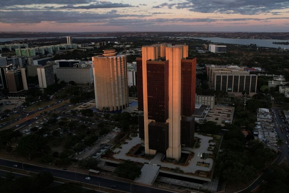 BC não indica futuro por incerteza global e inflação alta, dizem analistas