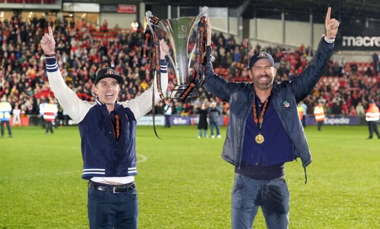 O que levou Ryan Reynolds a tomar puxão de orelha de diretor do Wrexham? O que levou Ryan Reynolds a tomar puxão de orelha de diretor do Wrexham?