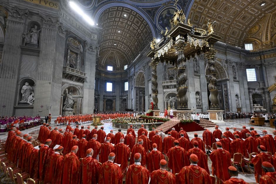 Três papas consecutivos foram eleitos no segundo dia de conclave