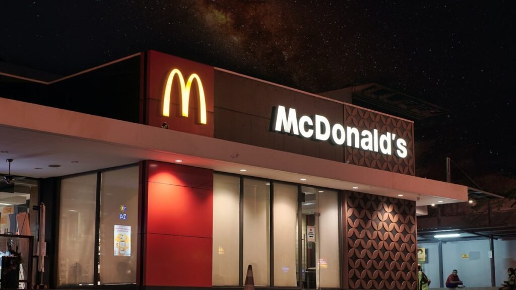 Unidade do McDonald’s nos EUA proíbe a entrada de adolescentes