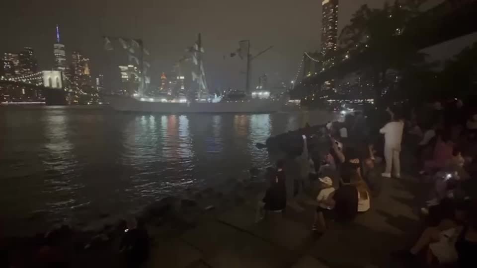Polícia acredita que “problema mecânico“ causou colisão de navio em ponte