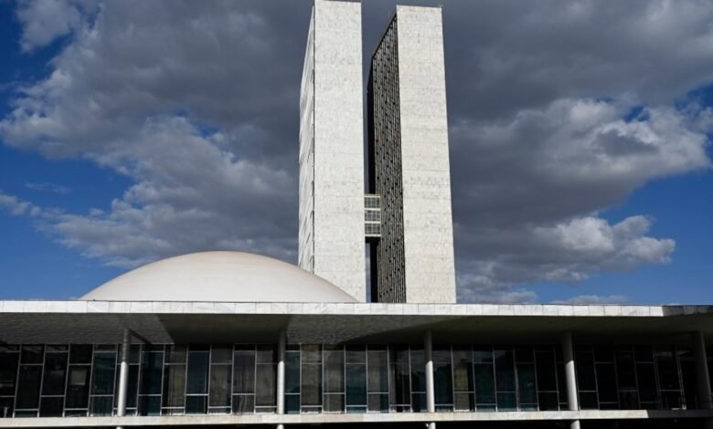 Após Câmara instalar comissão sobre Inteligência Artificial, especialistas alertam para riscos à democracia