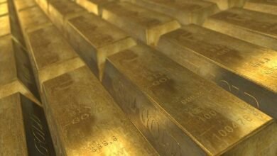Ouro fecha em queda com dólar forte e realização de lucros