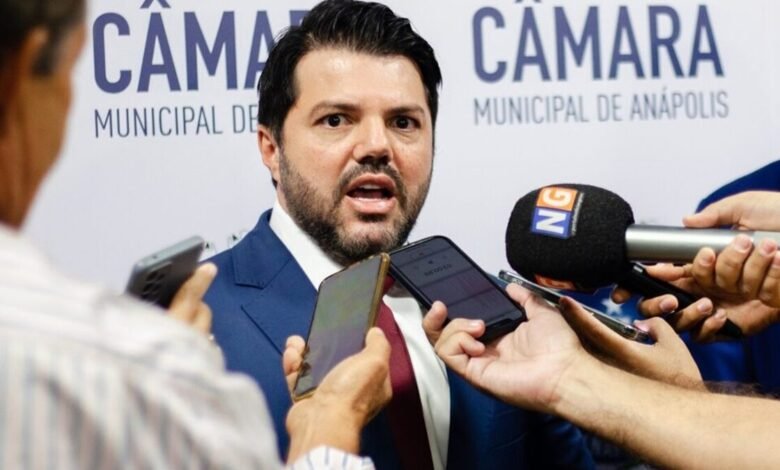 Prefeito de Anápolis aparece em conversas de grupos criados para difamar adversários Prefeito de Anápolis aparece em conversas de grupos criados para difamar adversários