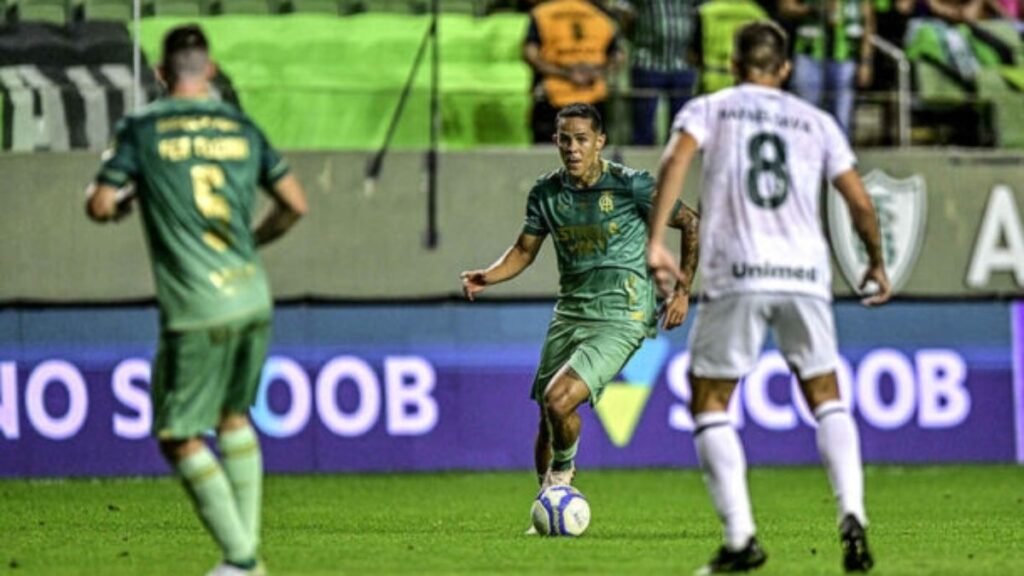 Em jogaço com polêmica de arbitragem, América-MG e Goiás empatam pela Série B