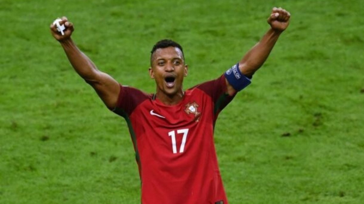 Português Nani acusado de roubo de camisa de torcedor. O motivo é inusitado
