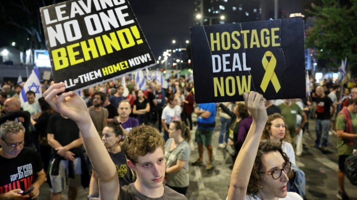 Centenas de israelenses se manifestam em Tel Aviv para pedir volta dos reféns