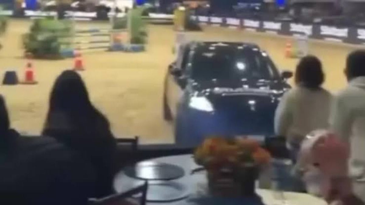 homem perde controle de Porsche e bate contra arquibancada cheia