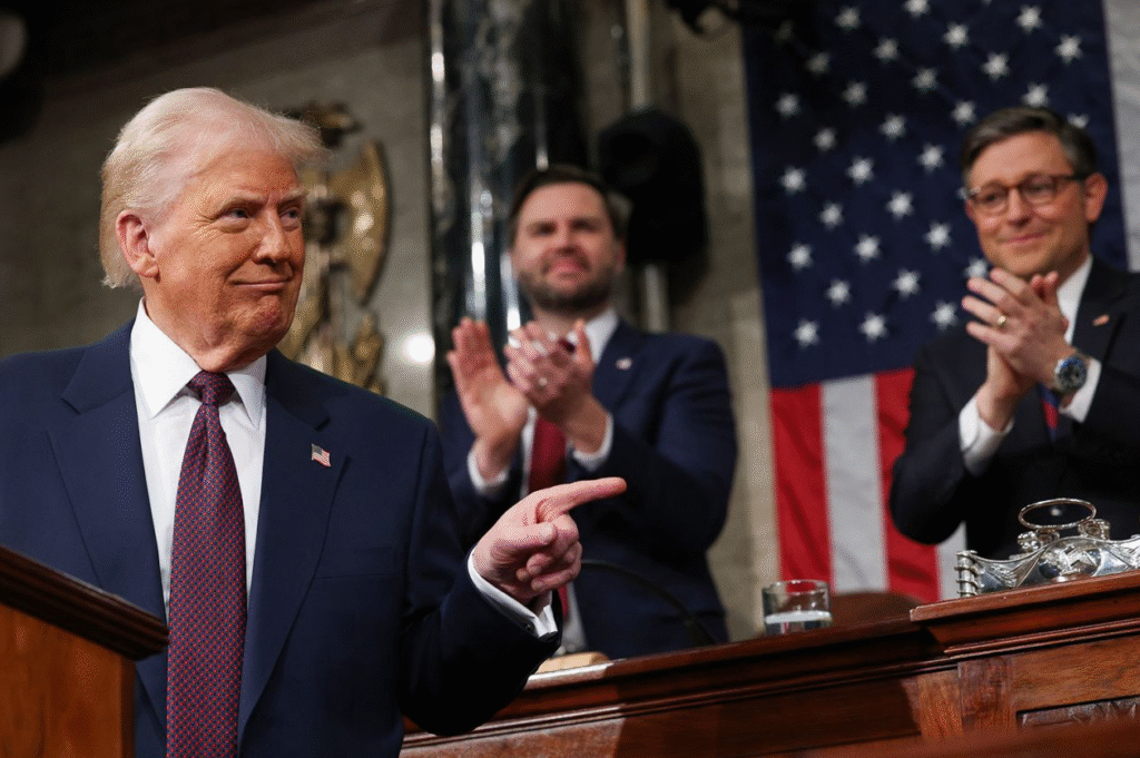 Câmara dos EUA aprova projeto de lei de Trump de corte de impostos e gastos