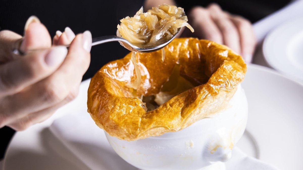 Receita de sopa de cebola com massa folhada para o frio