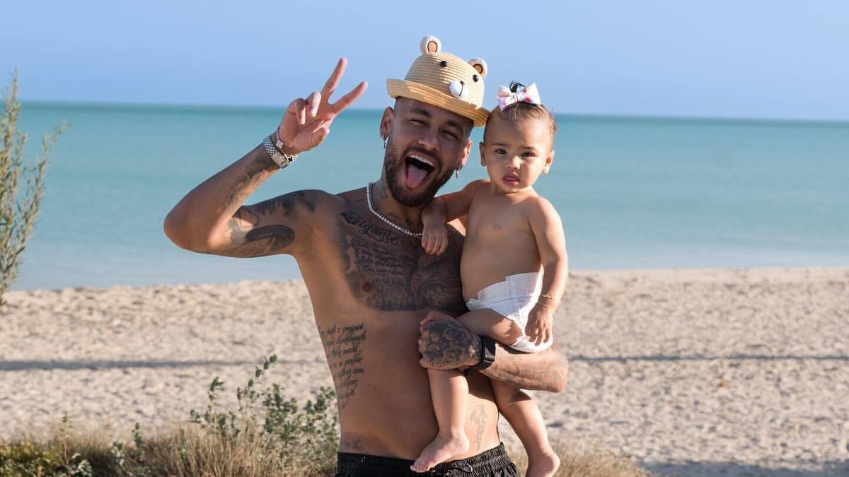 Foto de Neymar com erro de edição em aniversário de Mavie repercute na Internet