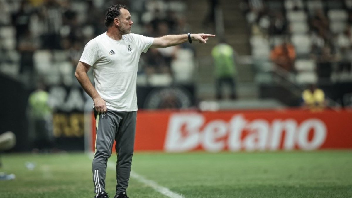 Milito celebra entrosamento de Hulk e Deyverson: ‘Se complementam muito bem’