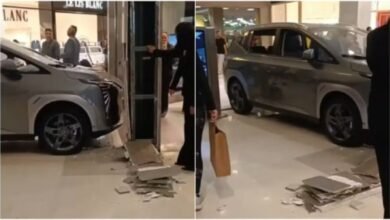 Criança liga carro de exposição e bate em loja de shopping de SP