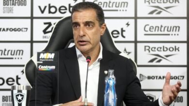 Técnico do Botafogo explica gesto obsceno em vitória na Liberta