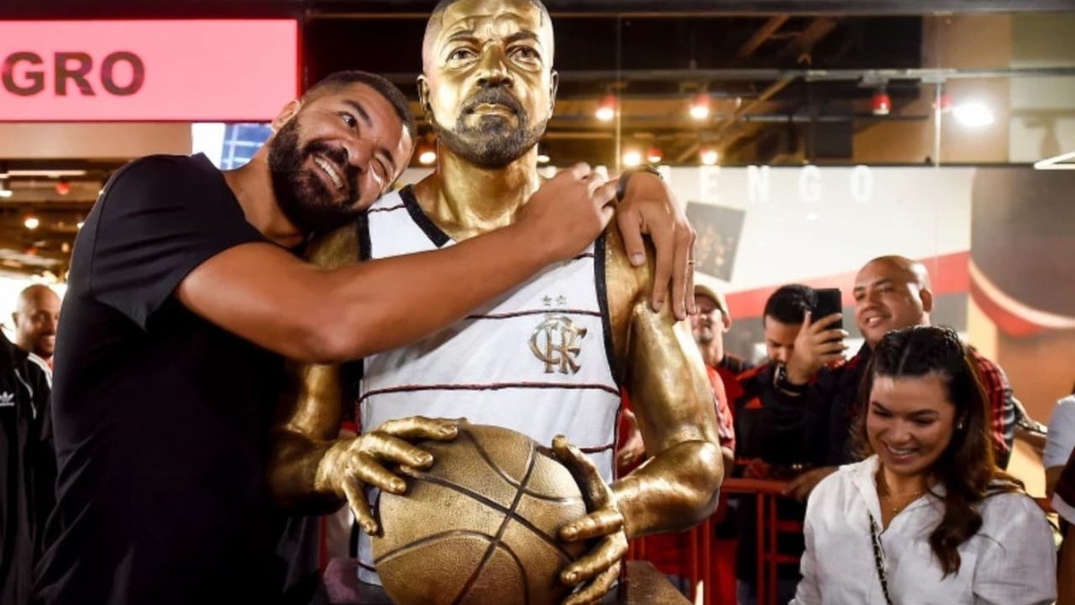 Flamengo homenageia ídolo do basquete com busto na Gávea Flamengo homenageia ídolo do basquete com busto na Gávea