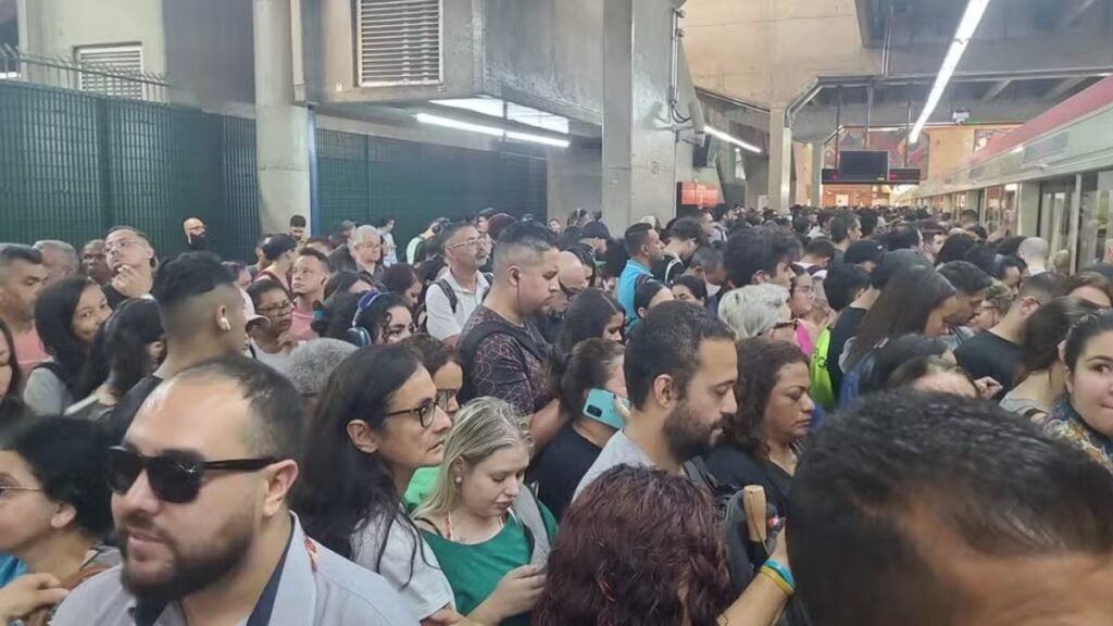 Falha na Linha 3-Vermelha do Metrô de SP causa lotação nas plataformas