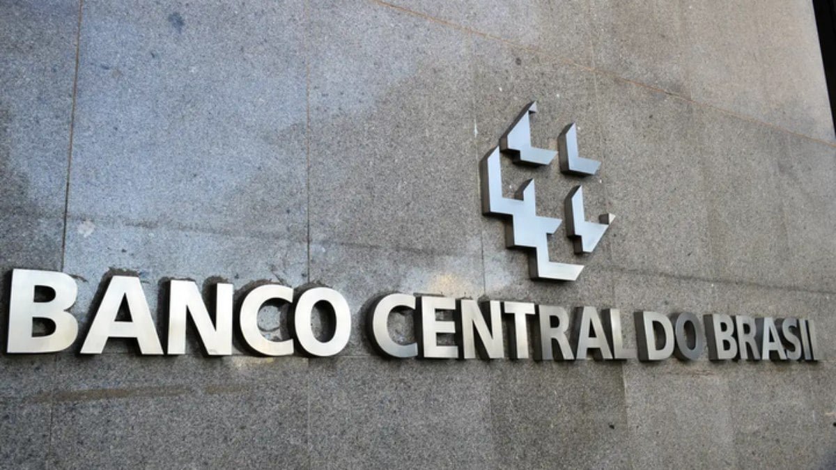 Com alta do dólar, Banco Central diz que ‘não hesitará em elevar a taxa de juros’