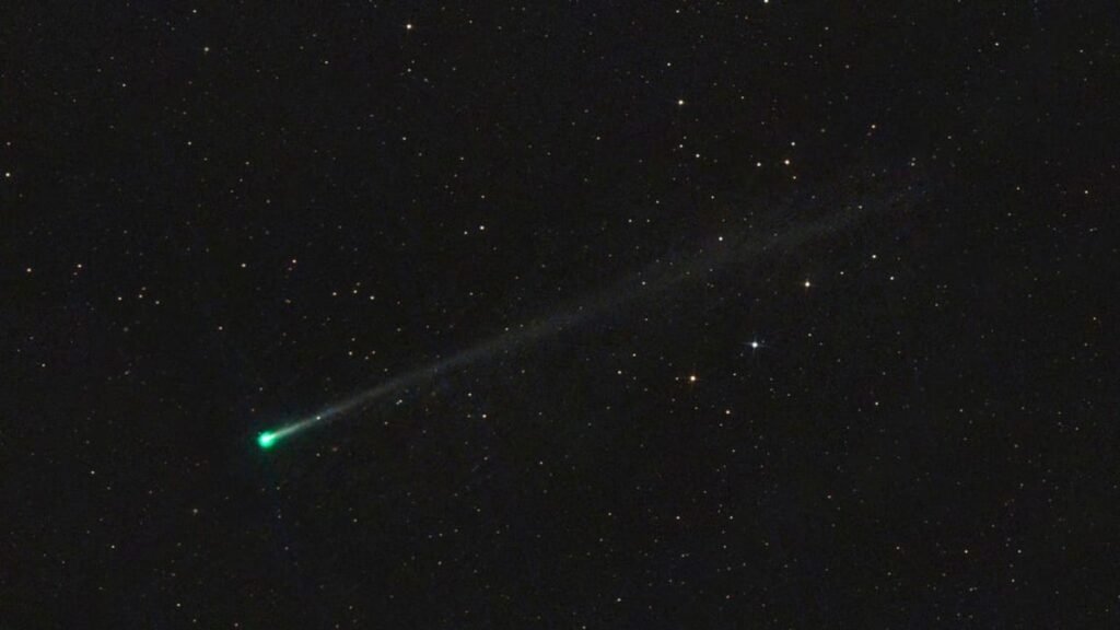 ‘Cometa sem cabeça’ deve atravessar o céu na noite de Halloween; saiba como ver